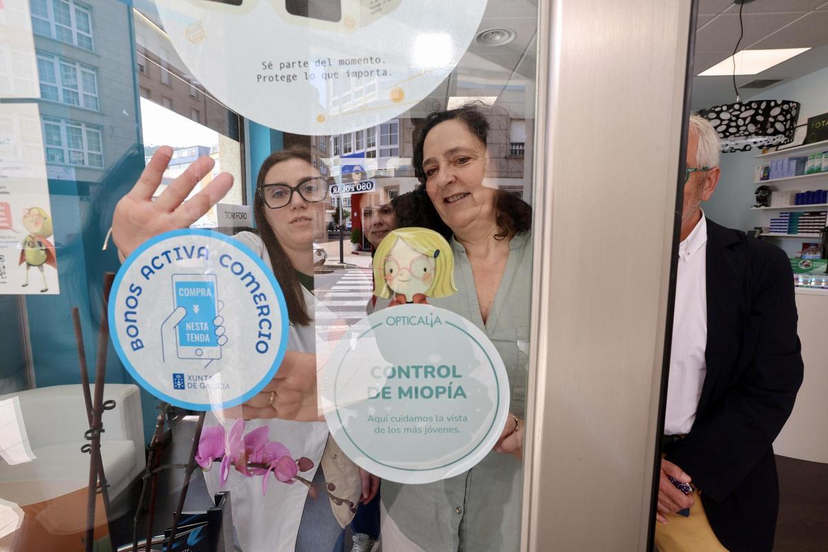 A delegada da Xunta, no centro, en Opticalia Cee.