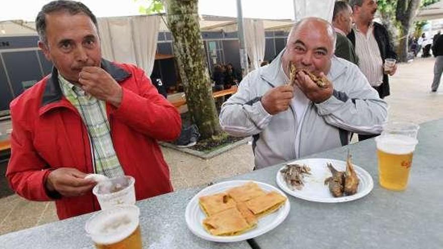 Unos comensales disfrutan del plato típico de la fiesta.  // J. Regal