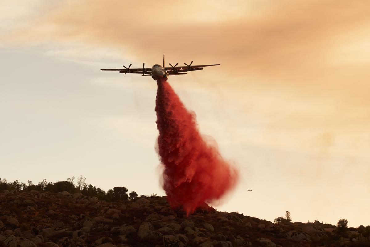 Lucha sin tregua contra el fuego en Hemet (California)