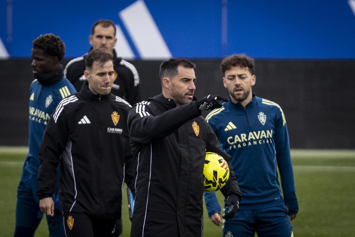 Sellés dirige un entrenamiento del Real Zaragoza.