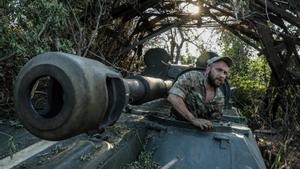 Donetsk (Ucrania), 13/07/2023.- Un soldado ucraniano de la 24 Brigada Mecanizada Separada junto a un 2S1 Gvozdika obús autopropulsado. 