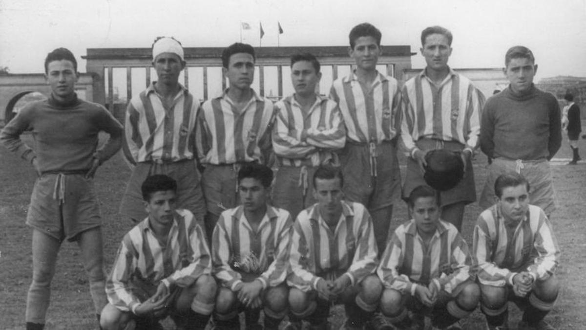 Luis Suárez, segundo por la derecha en la fila inferior, en una alineación con el Deportivo.