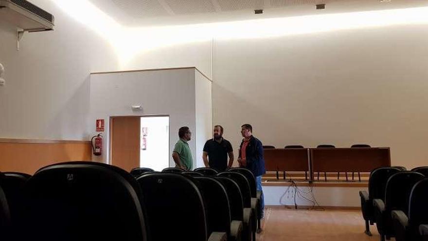 Medela y Cuíña, ayer, en la sala principal de la antigua aula de la UNED.