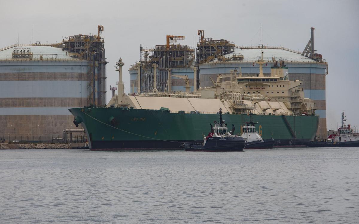 Barco con gas natural licuado en Saggas.