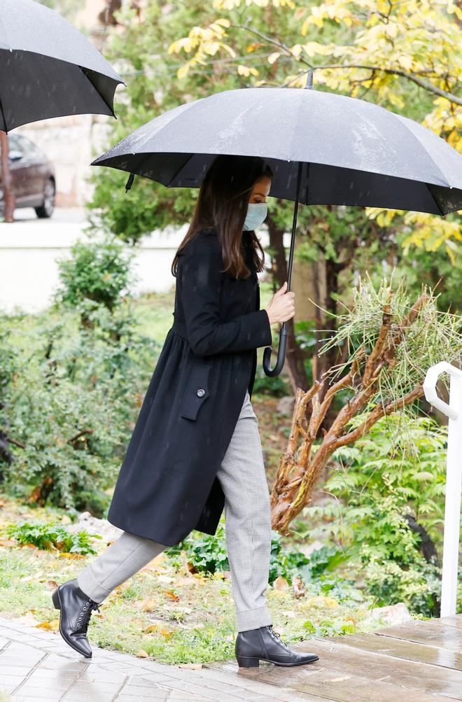 La reina Letizia con pantalones a cuadros y botines de tacón