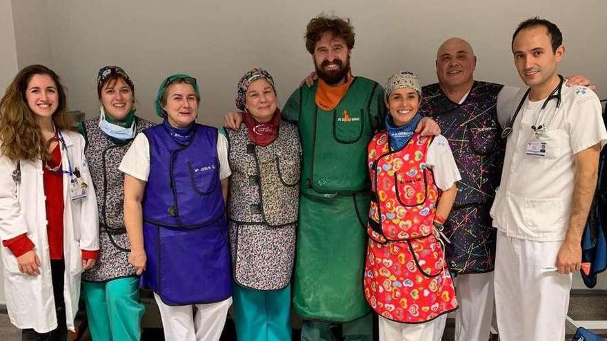 Pasillo del HUCA, sobre la una y media de la madrugada de ayer, martes. Por la izquierda, Antía Reguera (médica residente de neurología), Helena García (médica residente de anestesia), María Jesús Cuenca (enfermera de radiología vascular), Ana Quintela (médica adjunta de anestesia), Eduardo Murias (médico de neurorradiología intervencionista), Ana Navarro (enfermera de radiología vascular), Santiago Da Costa (enfermero de radiología vascular) y Santiago Fernández (médico adjunto de neurología). Los delantales de plomo tienen como finalidad evitar la radiación del aparato que examina las arterias.