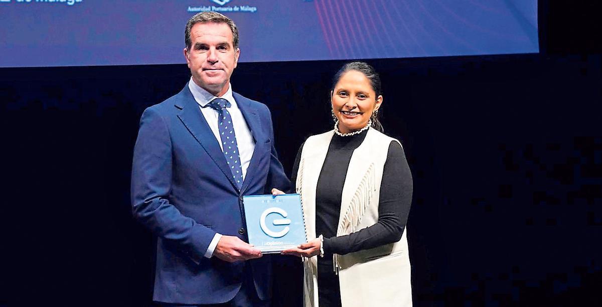 Leonardo Bueno, de CTA, entregó el Premio a Andrea Meneses, de Rinova