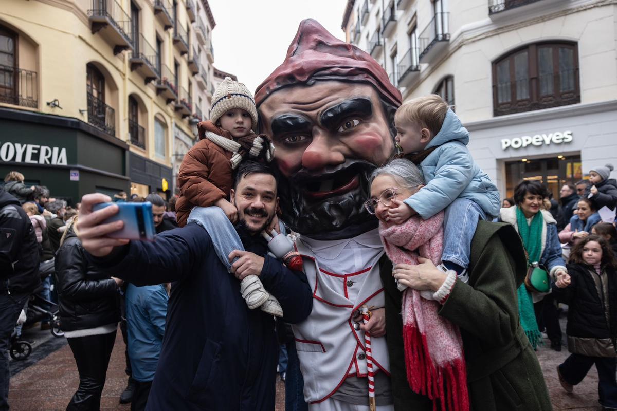 En imágenes | Los zaragozanos salen a la calle para disfrutar de San Valero En imágenes | Los zaragozanos salen a la calle para disfrutar de San Valero