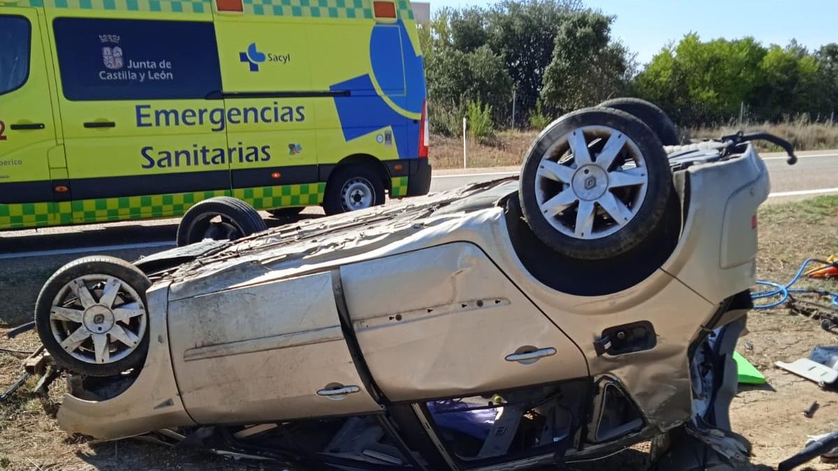 Imagen del accidente, que se ha saldado con un herido trasladado a Zamora.