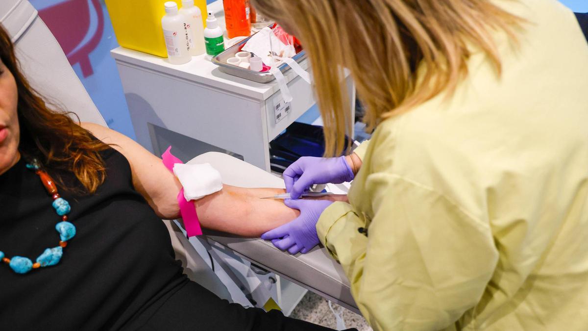 Una mujer, en plena donación de sangre.