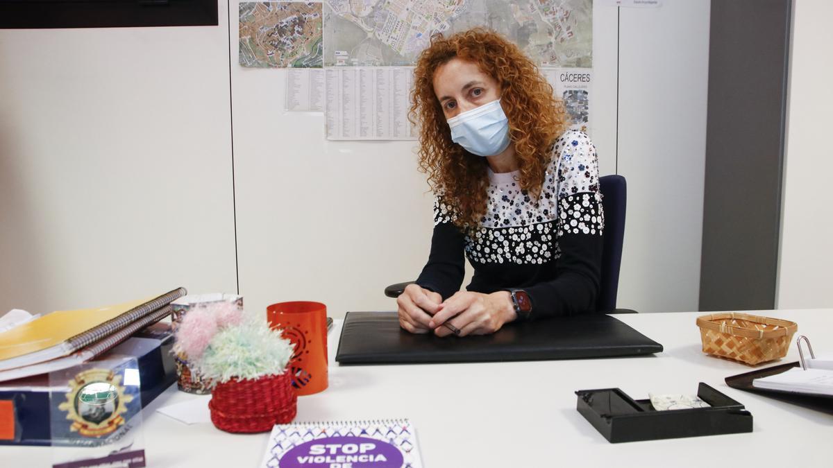 Virginia Nieto García, inspectora jefe de la UFAM, posa en su despacho después de la entrevista con este periódico.