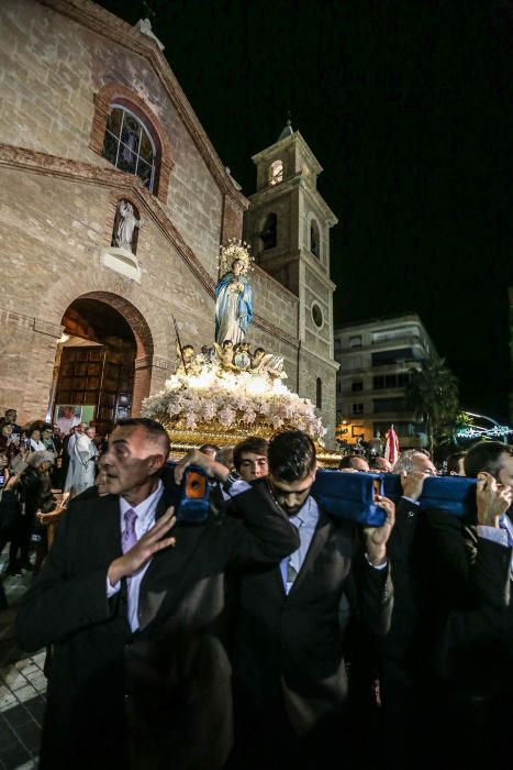 La Inmaculada Concepción protagoniza la tradicional procesión en Torrevieja.