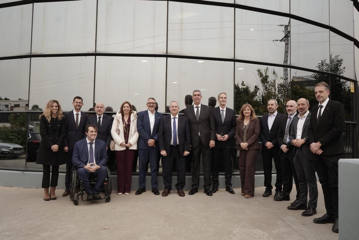 Autoritats a la inauguracio de la nova planta de Masats, al polígon de Salelles