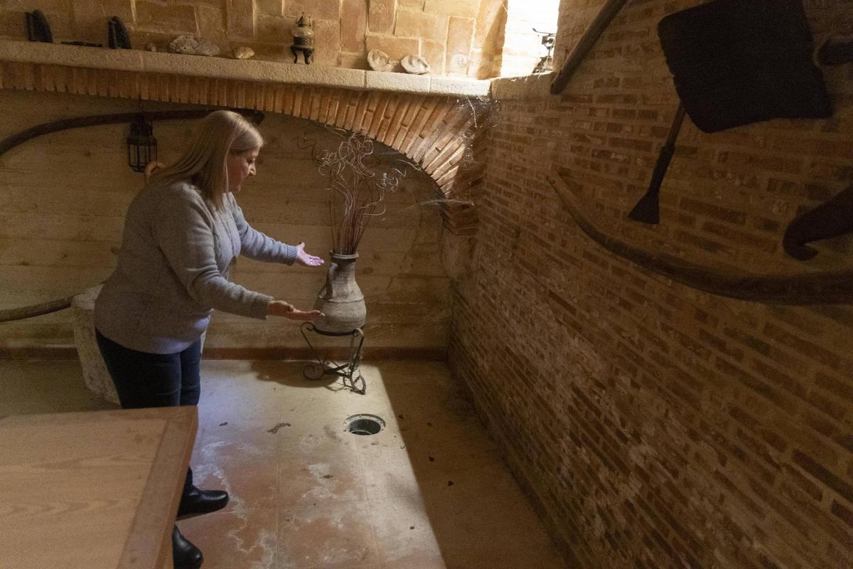 Ana María muestra los desperfectos en el sótano de su casa.