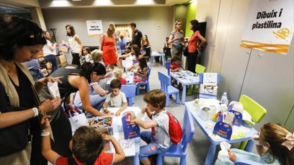 Fiesta 8 Empleados y familiares en la celebración de este viernes.