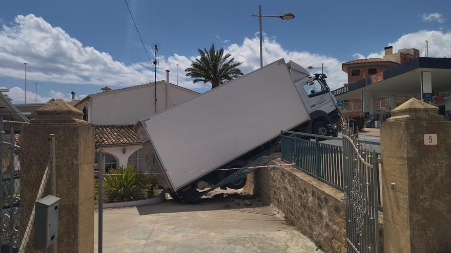 Aparatoso accidente: un camión acaba dentro de una parcela de una casa en Xàbia