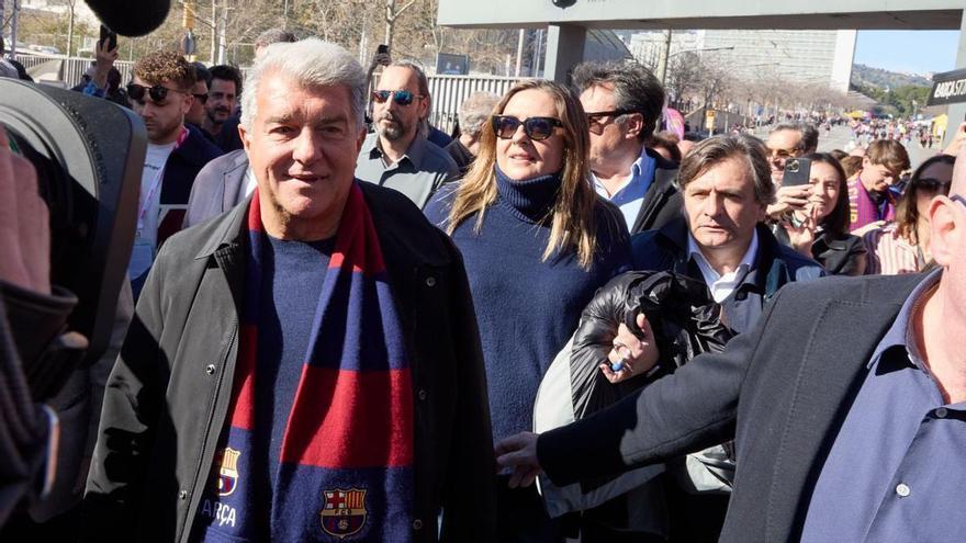 Locura a la llegada de Laporta hacia su carpa
