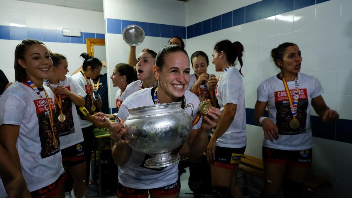 María Pérez sonríe con la Copa de la Reina en Alhaurín.