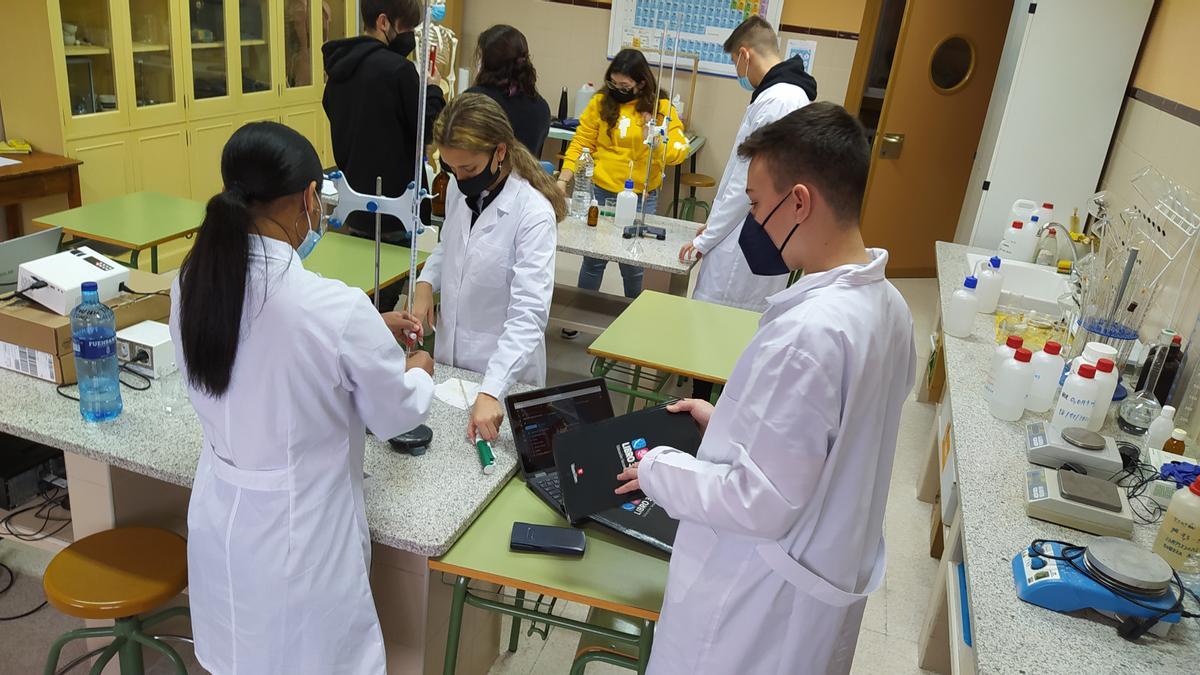 Los estudiantes trabajan en el laboratorio del colegio.