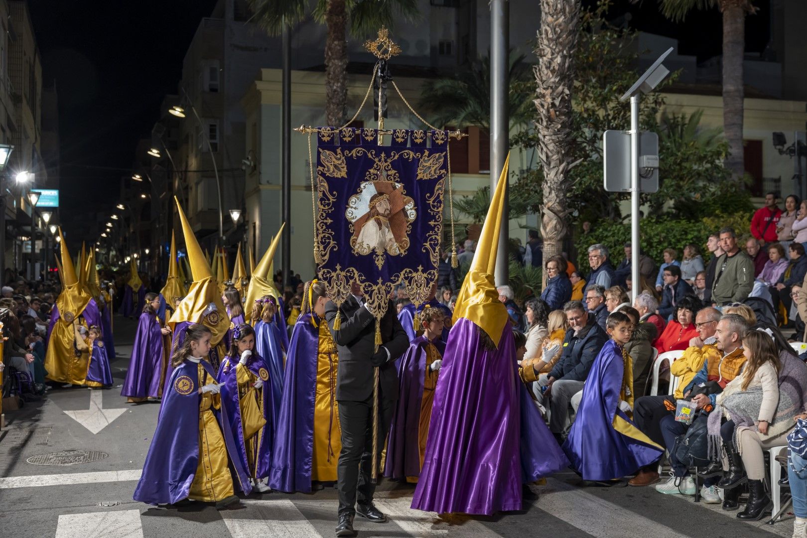 Las quince cofradías de la Semana Santa de Torrevieja recorrieron las calles en Viernes Santo