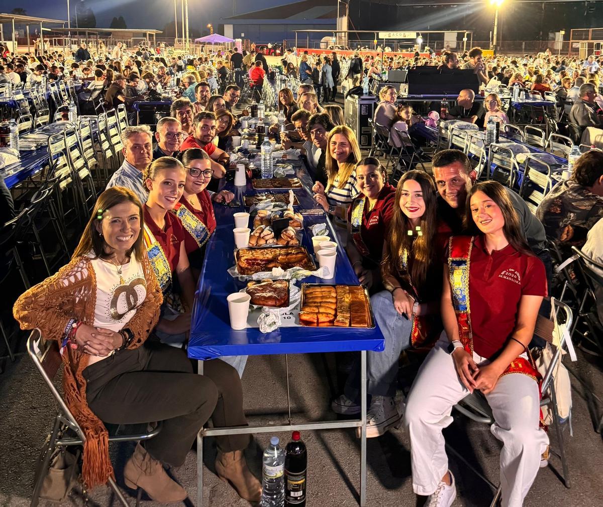 Más de 2.400 personas disfrutan de la cena de ‘pa i porta’