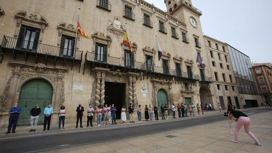 El consistorio de la capital alicantina se ha unido al minuto silencio.