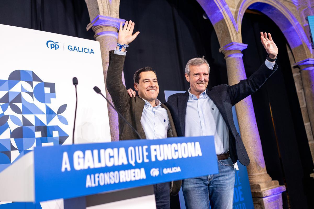 Juanma Moreno (i), junto a Alfonso Rueda (d), en un mitin de campaña en Santiago de Compostela.
