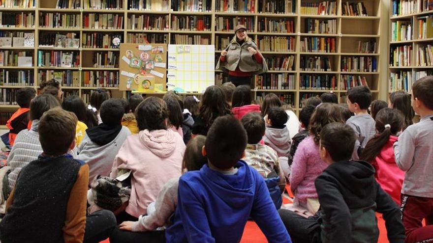 Encuentros literarios y actividades infantiles se adueñan de la biblioteca