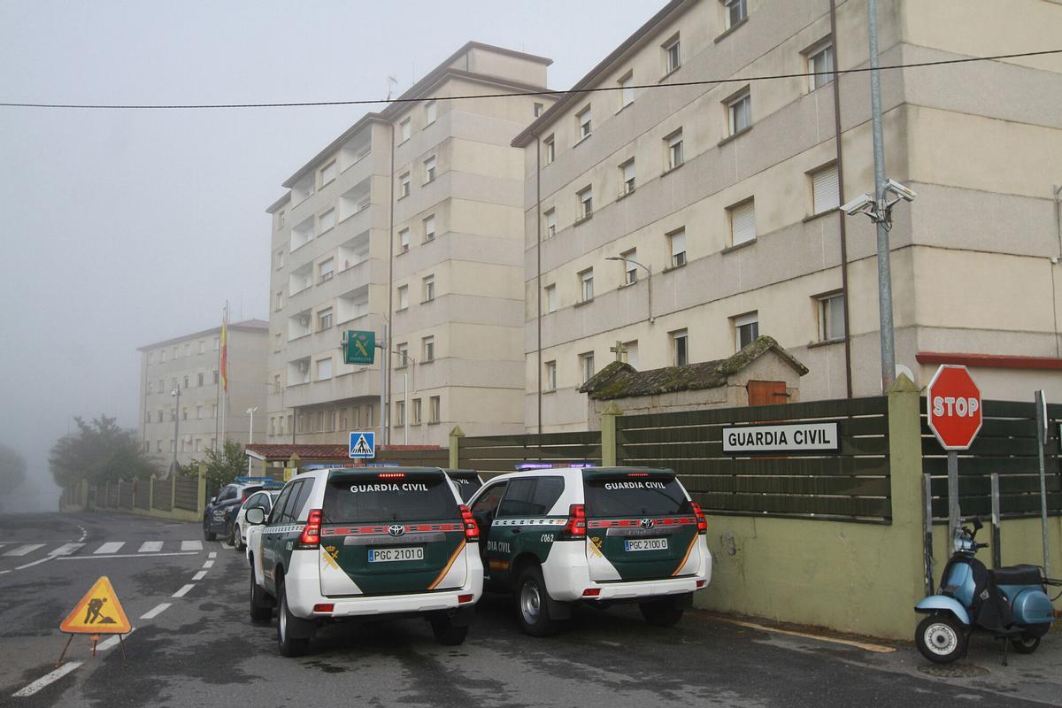 Vehículos de la Guardia Civil, en la Comandancia de Ourense (archivo).