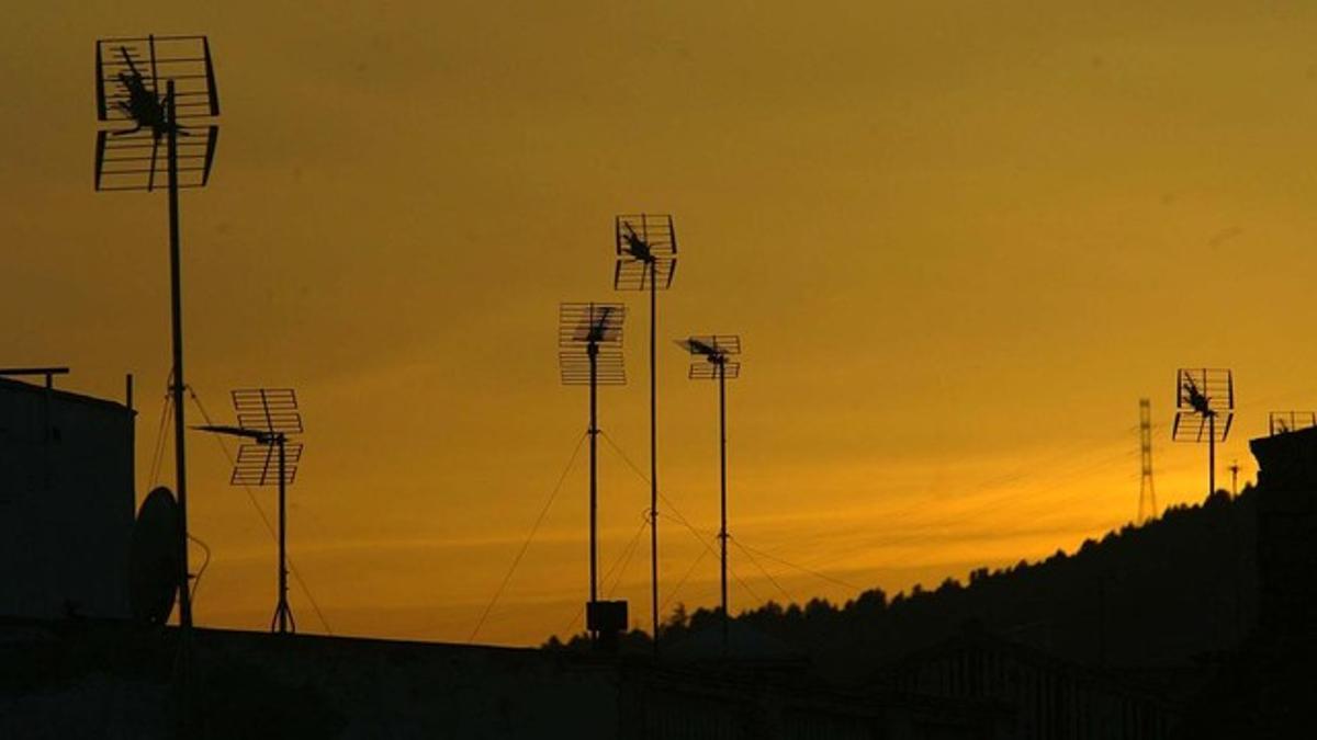 Antenas de televisión en los tejados de unos edificios