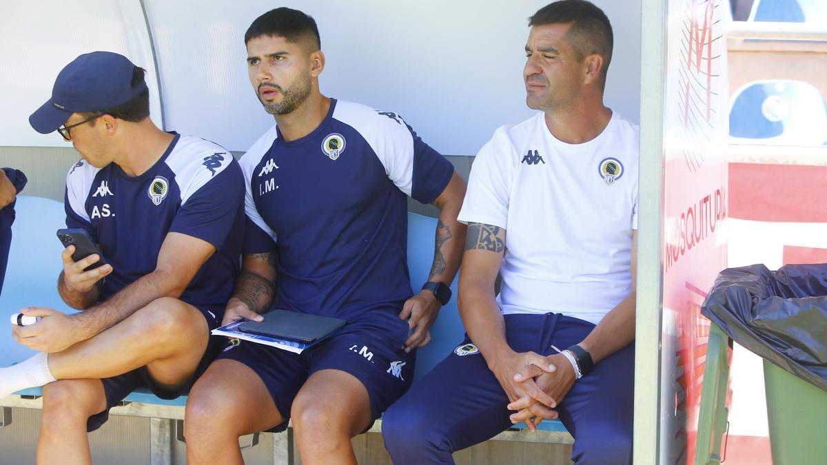 Rubén Torecilla, junto a sus ayudantes, en el banquillo.