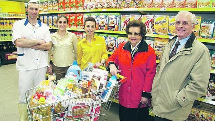 Cinco lectores de Oviedo y Gijón se llevan nuevos carros de la compra El domingo, la cuarta cartilla