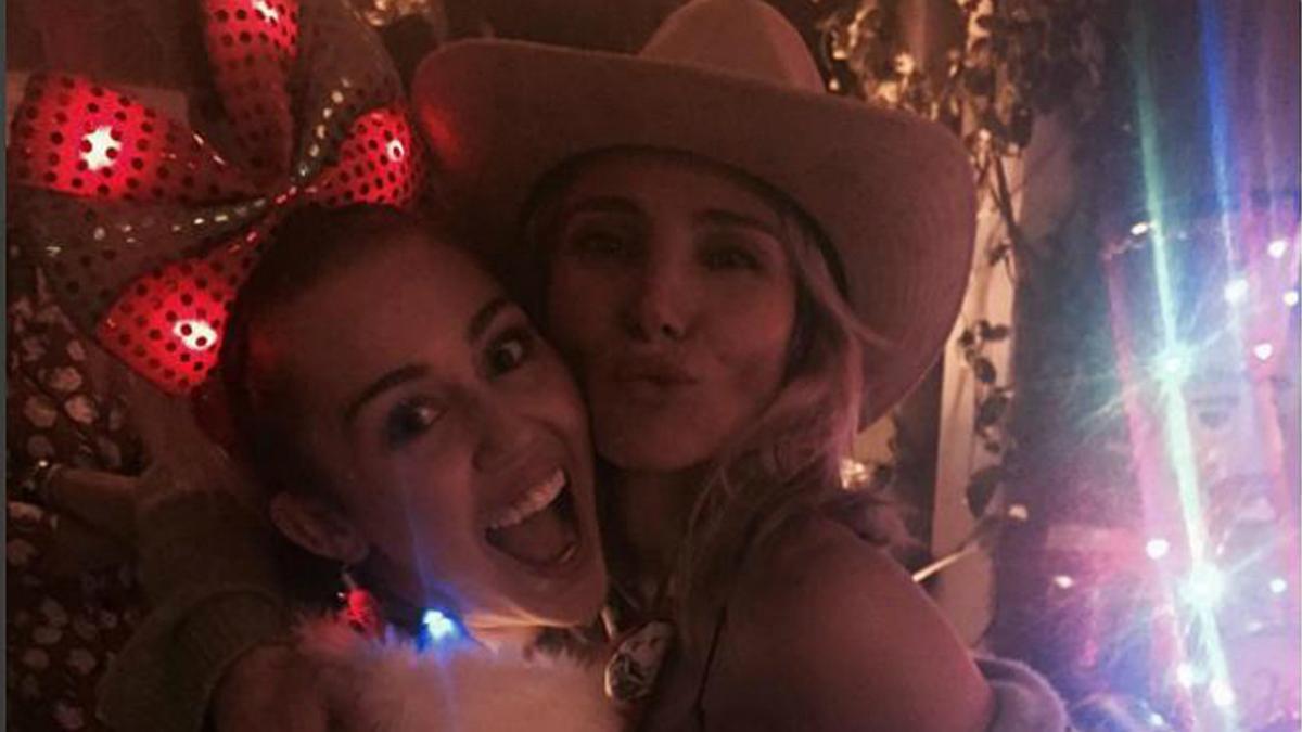 Elsa Pataky y Miley Cyrus, en una imagen que ambas han colgado en sus respectivas cuentas de Instragram.