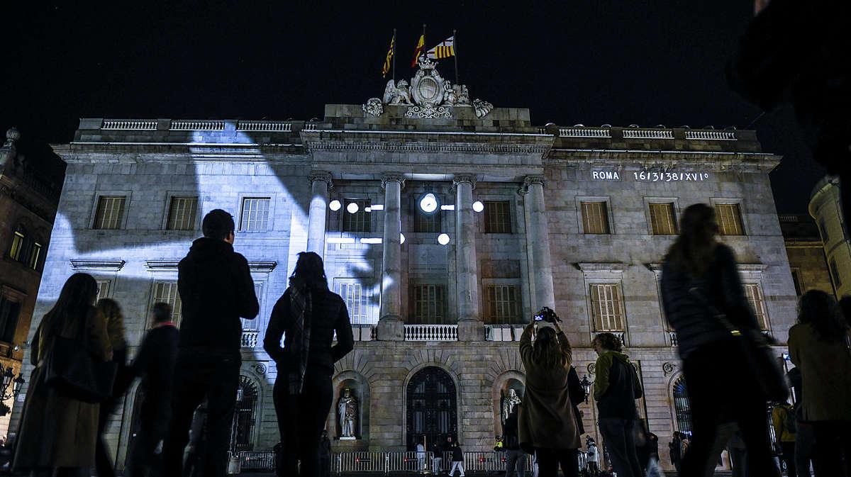 Ensayo del vídeo mapping que se proyectará en el Ayuntamiento de Bracelona para la conmemoración del 80 aniversario de los 3 días de bombardeos a la ciudad en el año 1938.