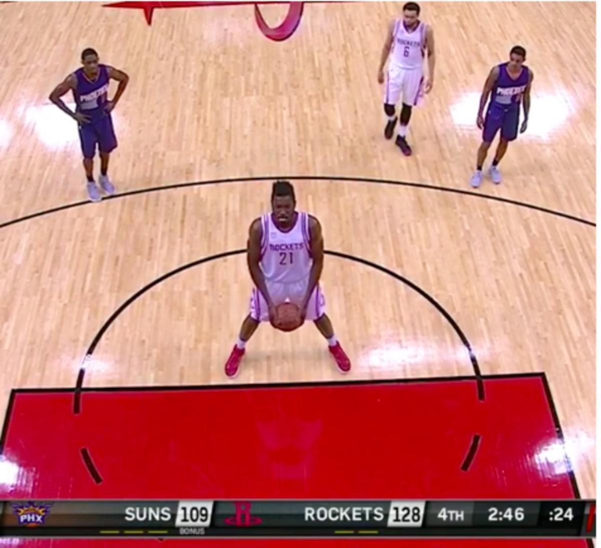 Onuaku lanza de cúchara en su debut en la NBA.