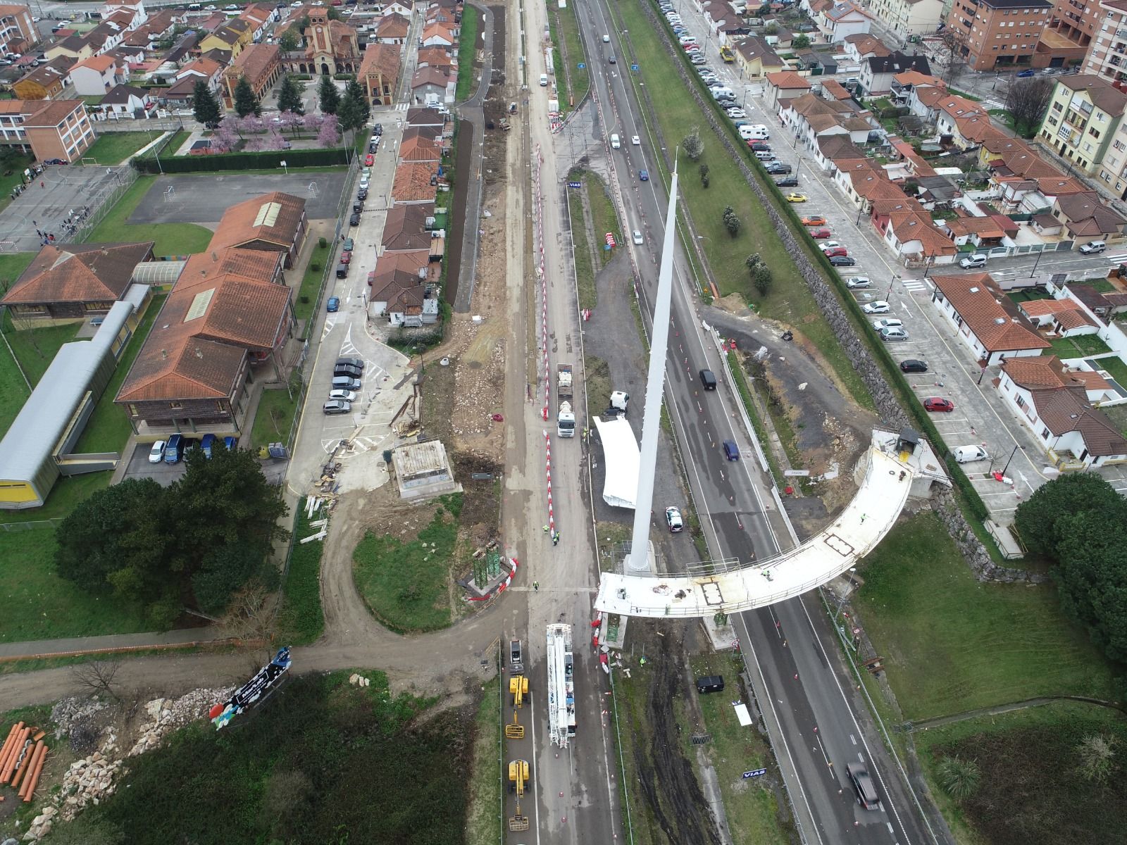 En imágenes | Así fue la colocación de la penúltima pieza del "arpa" de Santullano