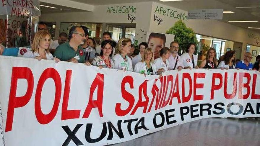 Un momento de la protesta celebrada en el hospital Álvaro Cunqueiro. // Marta G. Brea