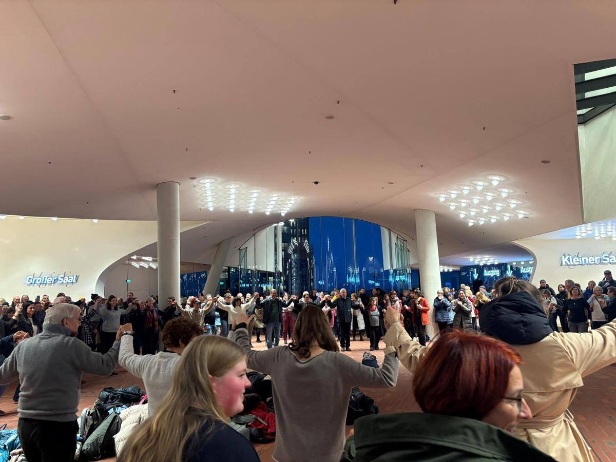 Los alemanes bailando sardanas con la música de la Cobla Sant Jordi-Ciuta de Barcelona.