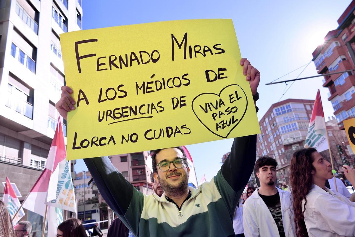 Pancarta de uno de los facultativos pidiendo mejoras al presidente regional.