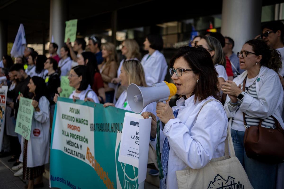 Protesta ante el Salud en el primer día de huelga médica en Aragón.