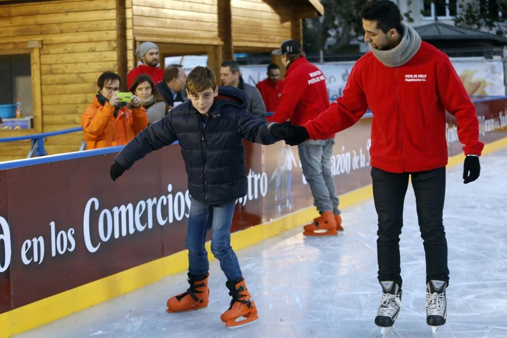 Primer día del árbol de Navidad, pista de patinaje sobre hielo y el tiovivo del ayuntamiento