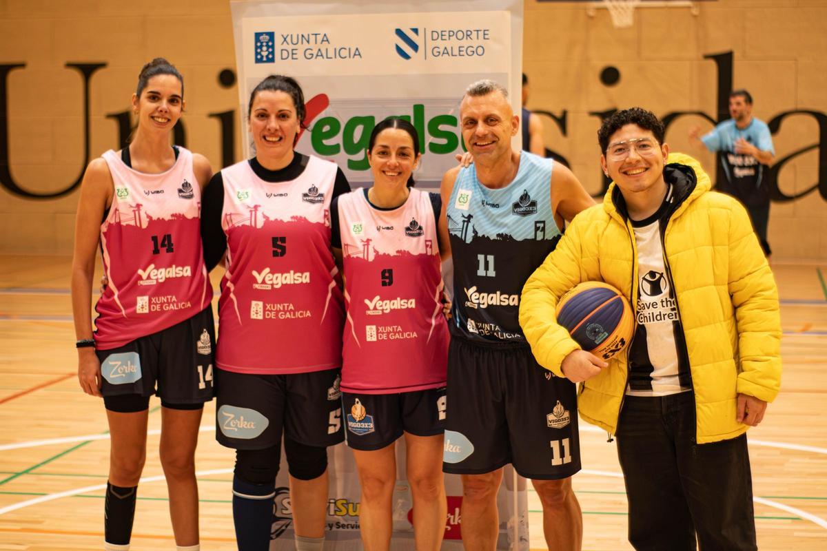 Formación del Vigo 3x3 femenino, con su presidente.