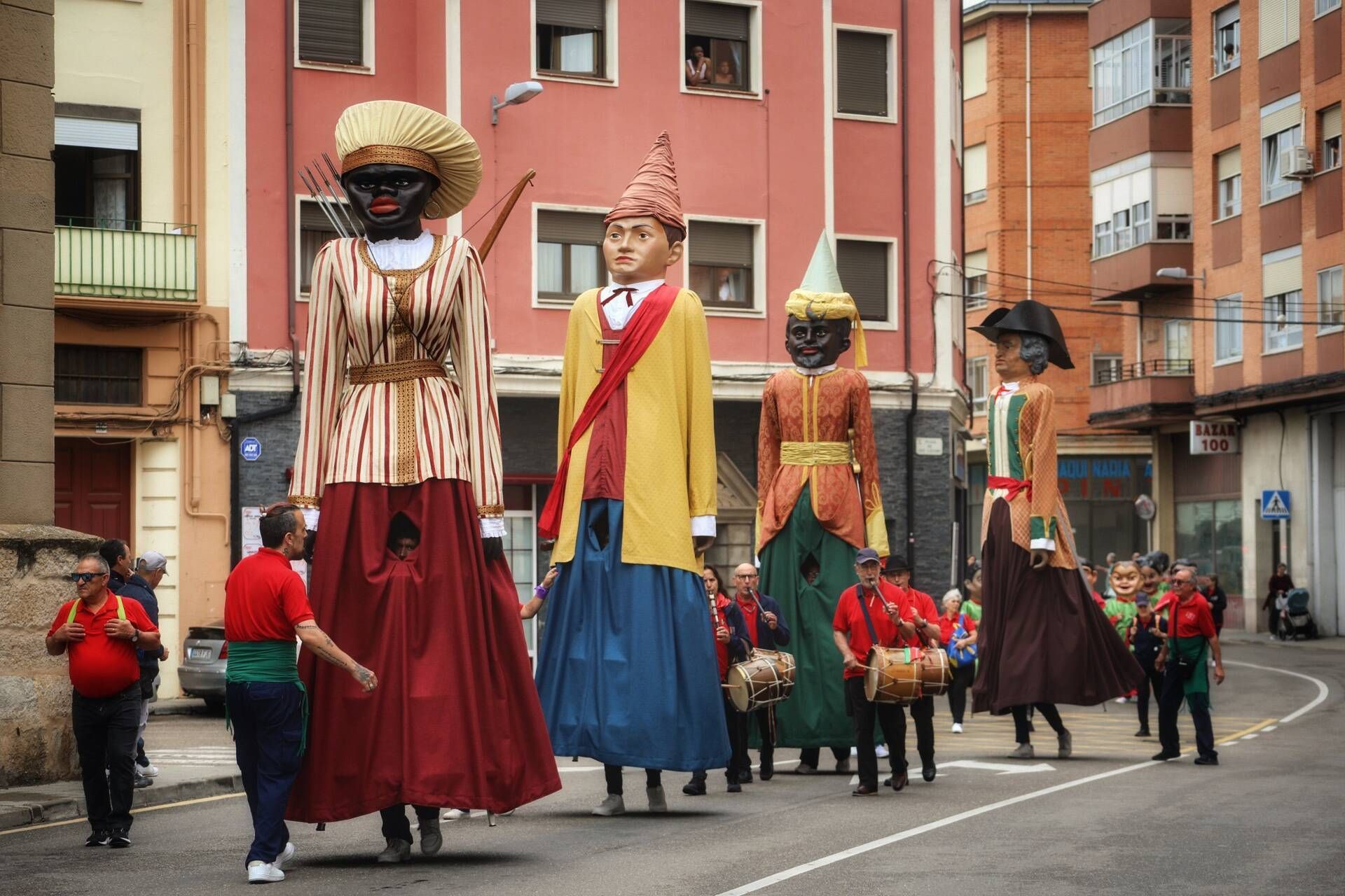 Pasacalles de Gigantes y Cabezudos en las Fiestas de San Pedro de Zamora de 2024