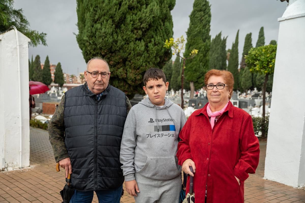 Benigno (abuelo), Álvaro (nieto) y Francisca (bisabuela) en el cementerio de San Juan.