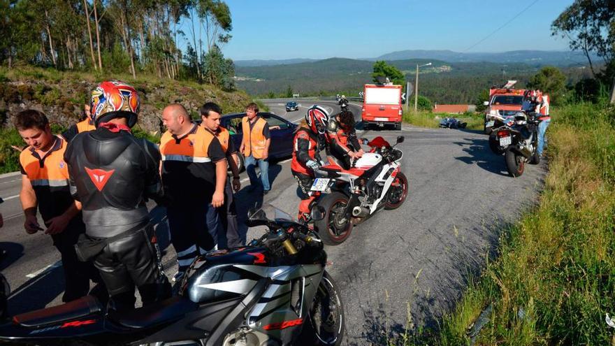 Compañeros del fallecido y agentes de Protección Civil, en el lugar del accidente. // Gustavo Santos