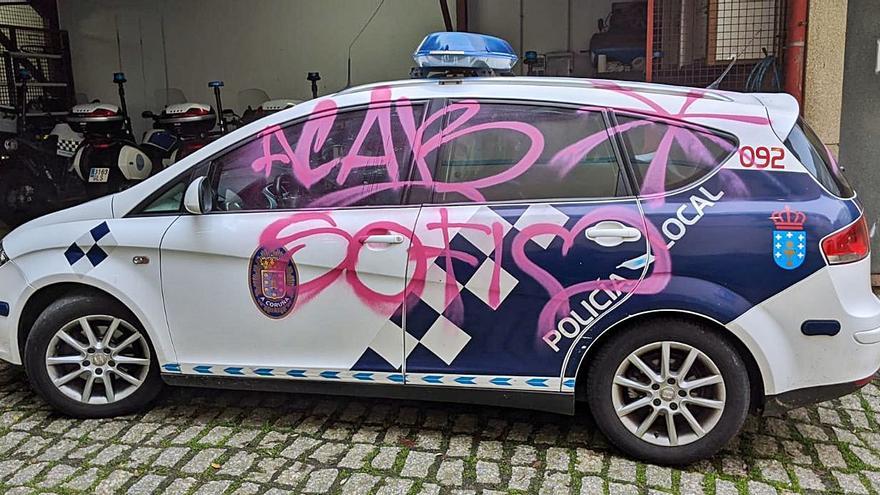 Un grafitero pinta de rosa un coche de la Policía Local
