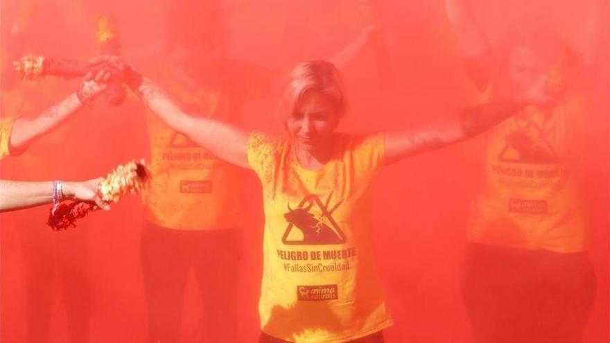 &#039;Nube roja&#039; contra los toros en Valencia