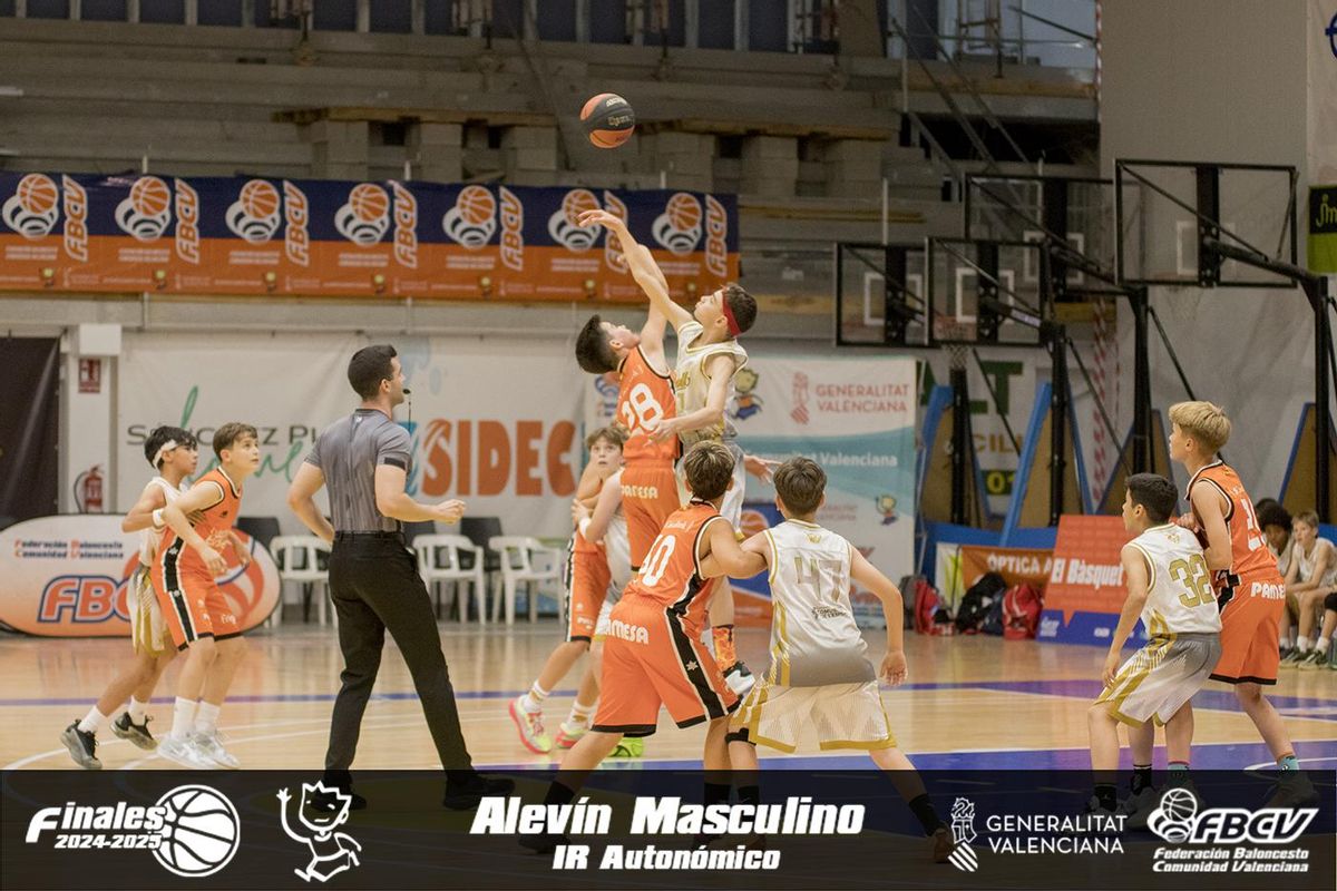 Salto inicial en la final Alevín masculina entre el Valencia Basket y el Ibercargas Godella