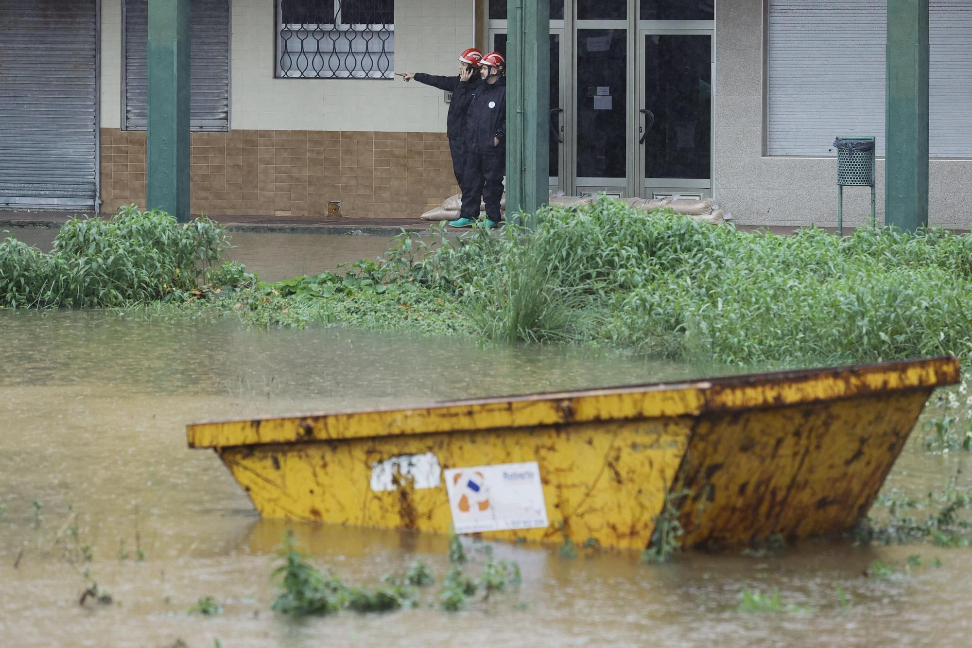El río Cádavo se desborda y causa inundaciones en Fene