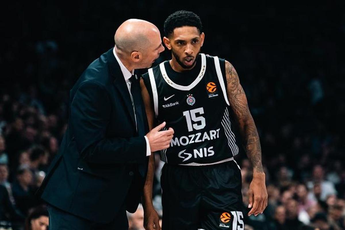 Peñarroya dando instrucciones al último fichaje del Partizan, el estadounidense Cameron Payne